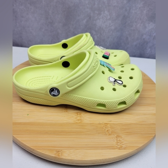 CROCS CLASSIC NEON GREEN WOMEN'S FLAT CLOG SIZE 6 - Picture 2 of 11